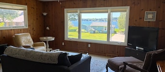 Cutest cottage on Hamlin Lake. Lake views!