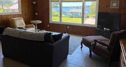 Cutest cottage on Hamlin Lake. Lake views!