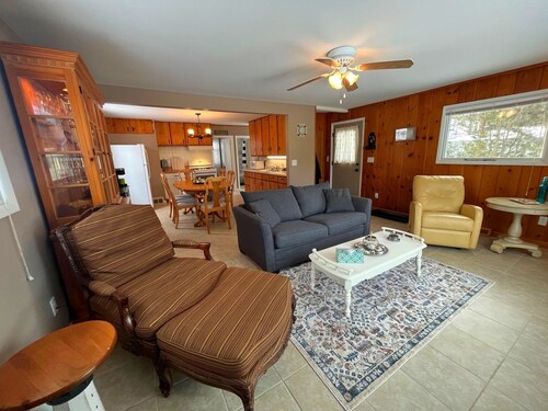 Cutest cottage on Hamlin Lake. Lake views!