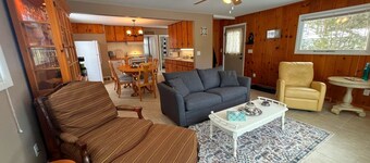 Cutest cottage on Hamlin Lake. Lake views!