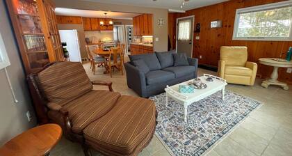 Cutest cottage on Hamlin Lake. Lake views!