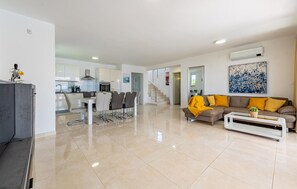 TV - Luxurious home in Novalja (Novalja)