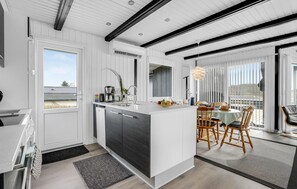 Kjøleskap, kokeplater, oppvaskmaskin og kaffetrakter/tekoker