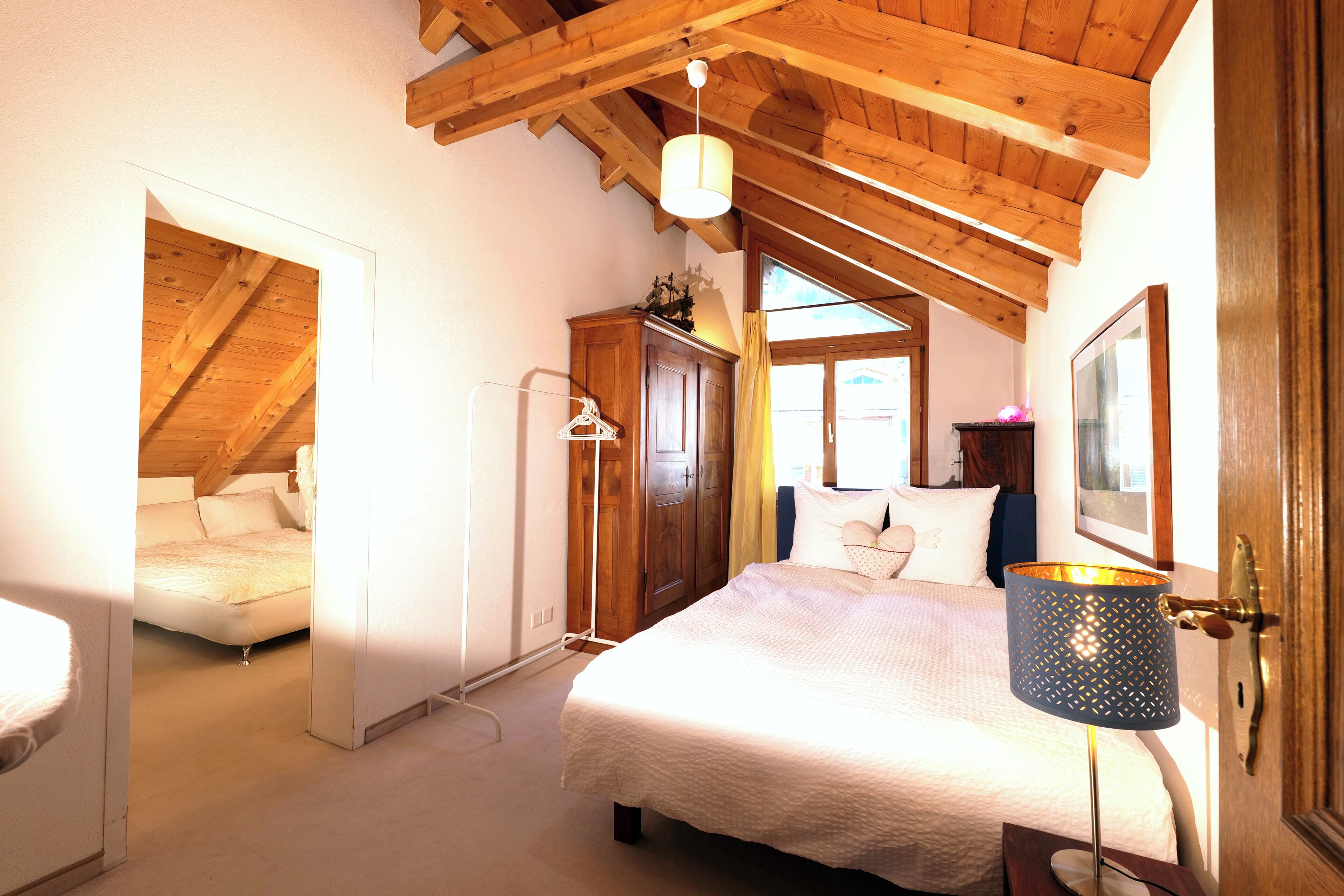 4 室のベッドルーム、デスク、防音設備、アイロン / アイロン台