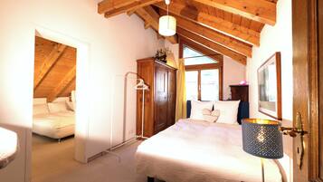 4 室のベッドルーム、デスク、防音設備、アイロン / アイロン台