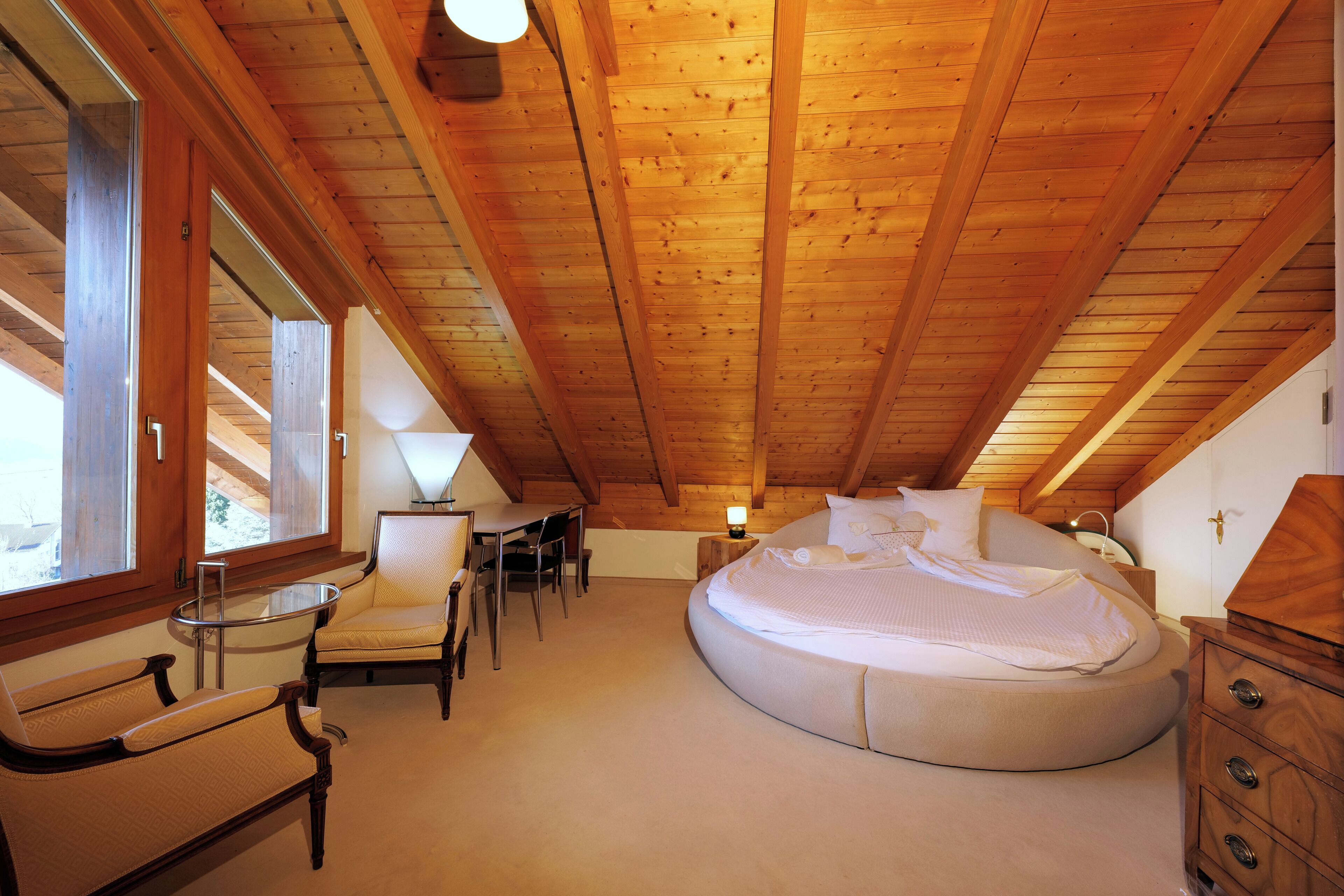 4 Schlafzimmer, Schreibtisch, schallisolierte Zimmer