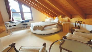 4 bedrooms, desk, soundproofing, iron/ironing board