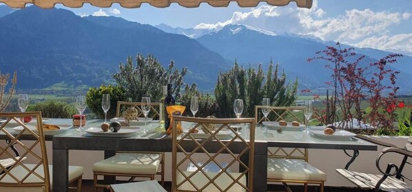 Outdoor dining - Grand Maisonette-Attica, Jenins, Top of Heidiland (Jenins)