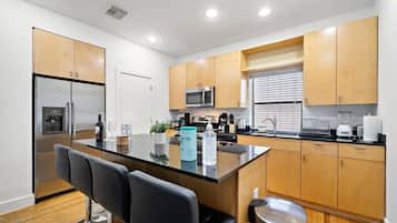 Kylskåp, mikrovågsugn, ugn och spishäll