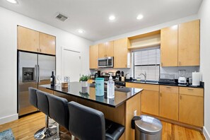 Refrigerador, microondas, horno y parrilla de estufa 