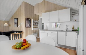 Fridge, microwave, stovetop, dishwasher - 3 bedroom lovely home in Rømø (Rømø)