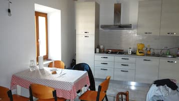 Fridge, microwave, oven, coffee/tea maker