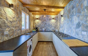 Kühlschrank, Ofen, Geschirrspüler, Wasserkocher mit Kaffee-/Teezubehör