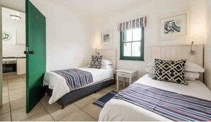 3 bedrooms, iron/ironing board, WiFi, bed sheets - Sea view Kaliva (Langebaan)