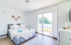 2 bedrooms, iron/ironing board, travel cot, free WiFi
