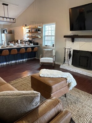 Smart TV, chimenea y libros 
