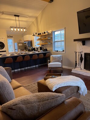 Älytelevisio, takka, kirjoja