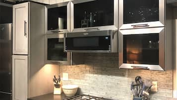 雪櫃、微波爐、焗爐、爐具