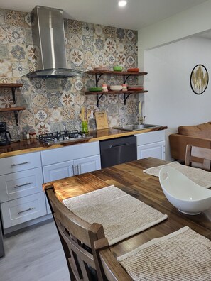 Frigorifero, microonde, piano cottura, lavastoviglie