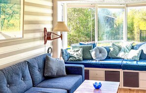 Smart TV, fireplace, DVD player - Amazing home in Mesinge with WiFi (Mesinge)