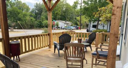 The Rosa Linda 2 blocks to Historic Downtown Square. Centrally located.