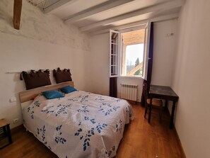 6 Schlafzimmer, Schreibtisch, Bügeleisen/Bügelbrett, kostenloses WLAN