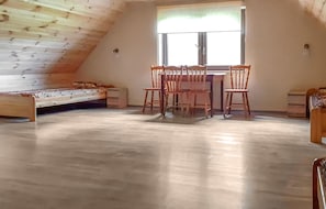 2 bedrooms, travel cot, free WiFi, bed sheets