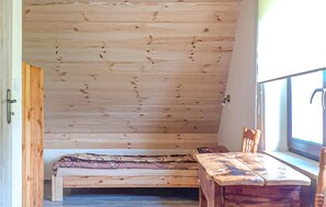 2 bedrooms, travel crib, free WiFi, bed sheets