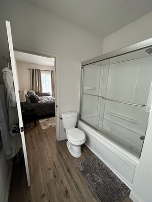 Bathtub, hair dryer, towels, soap - Spacious Historical Home in Downtown Philipsburg (Philipsburg)