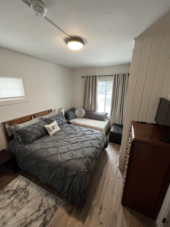 4 bedrooms, desk, iron/ironing board, travel cot