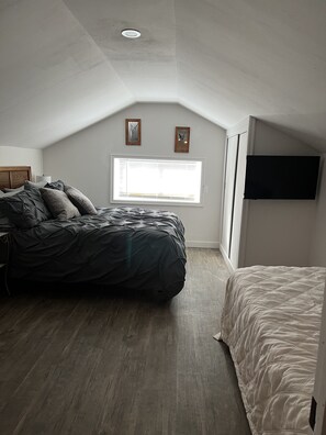 4 bedrooms, desk, iron/ironing board, travel crib