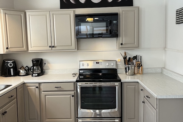 Geladeira, micro-ondas, fogão, cooktop