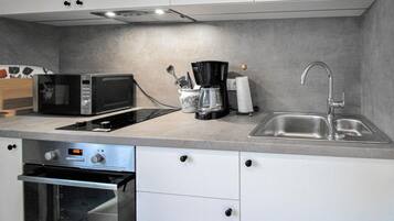 Fridge, coffee/tea maker