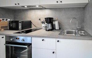 Kühlschrank, Mikrowelle, Wasserkocher mit Kaffee-/Teezubehör