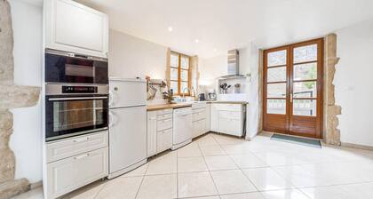 Lovely home in Oyé with kitchen