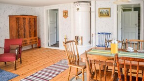 Un coin repas chaleureux avec une table en bois, des chaises et un tapis à rayures.