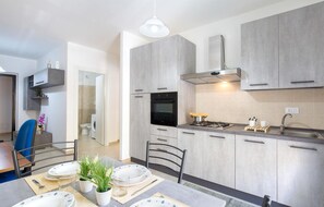 Cafetera/tetera, refrigerador, placa de cocina, utensilios de cocina