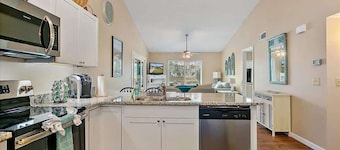 Malibu Cottage on Lake Mandarin - WIFI, FIRE PIT