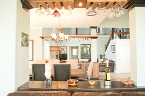 Dining - Beautiful pool home in foothills close to Sequoia's-  (Exeter)