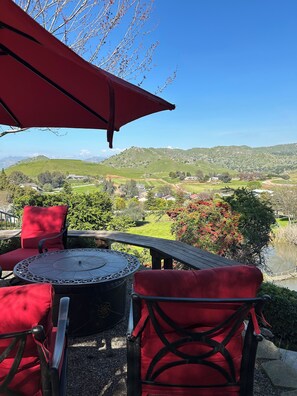 Outdoor dining - Beautiful pool home in foothills close to Sequoia's-  (Exeter)