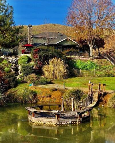 Beautiful Villa with Pool & Scenic Views in foothills close to Sequoia's