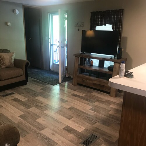 Cozy Remodeled mobile home conveniently located 1mile from the town of Pineville