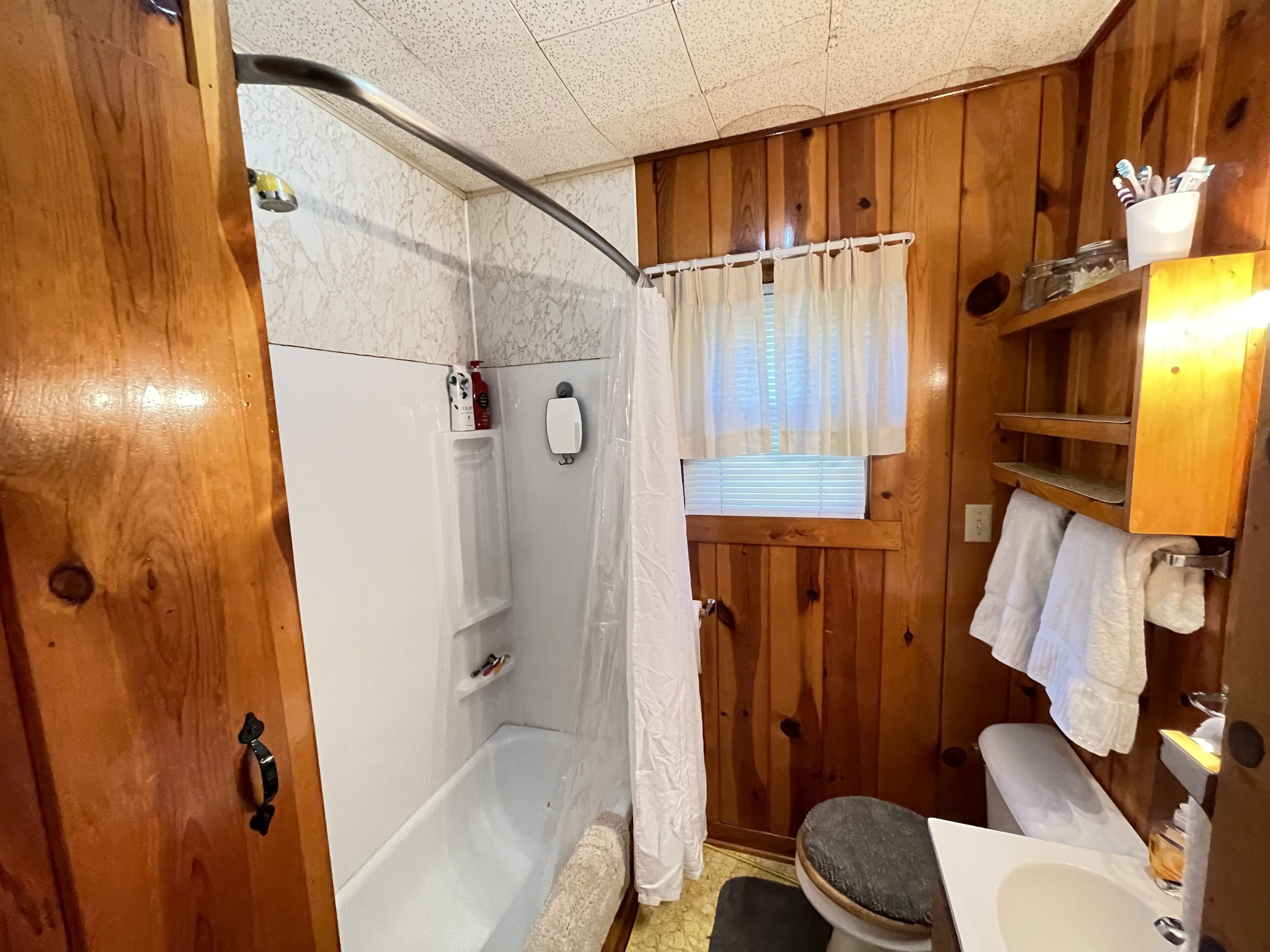 Ensemble douche/baignoire, serviettes fournies, savon, papier toilette