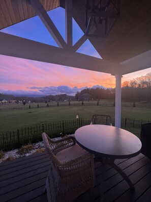 Outdoor dining - Luxury Cottage Sleeps 2. Less than 1 mi. frm South Holston Lake. Mountain View’s (Abingdon)