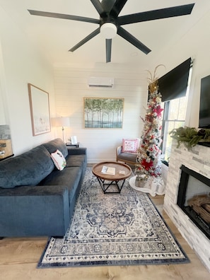Smart TV, fireplace