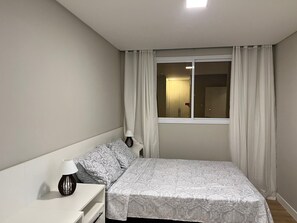 2 quartos, escrivaninha, ferros/tábuas de passar roupa, roupa de cama