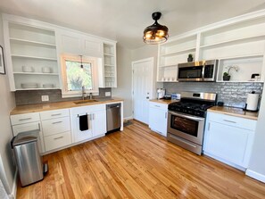 Réfrigérateur, four à micro-ondes, un four, surface de cuisson