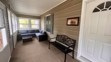 Älytelevisio, kirjoja, tietokoneen näyttö