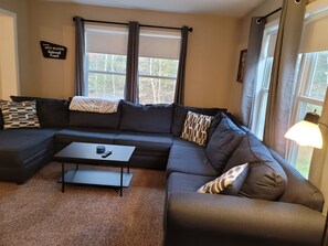 Smart TV, books, computer monitors - Cozy Mountain Escape w/ Firepit Area ~ BBQ & Views (Carroll)