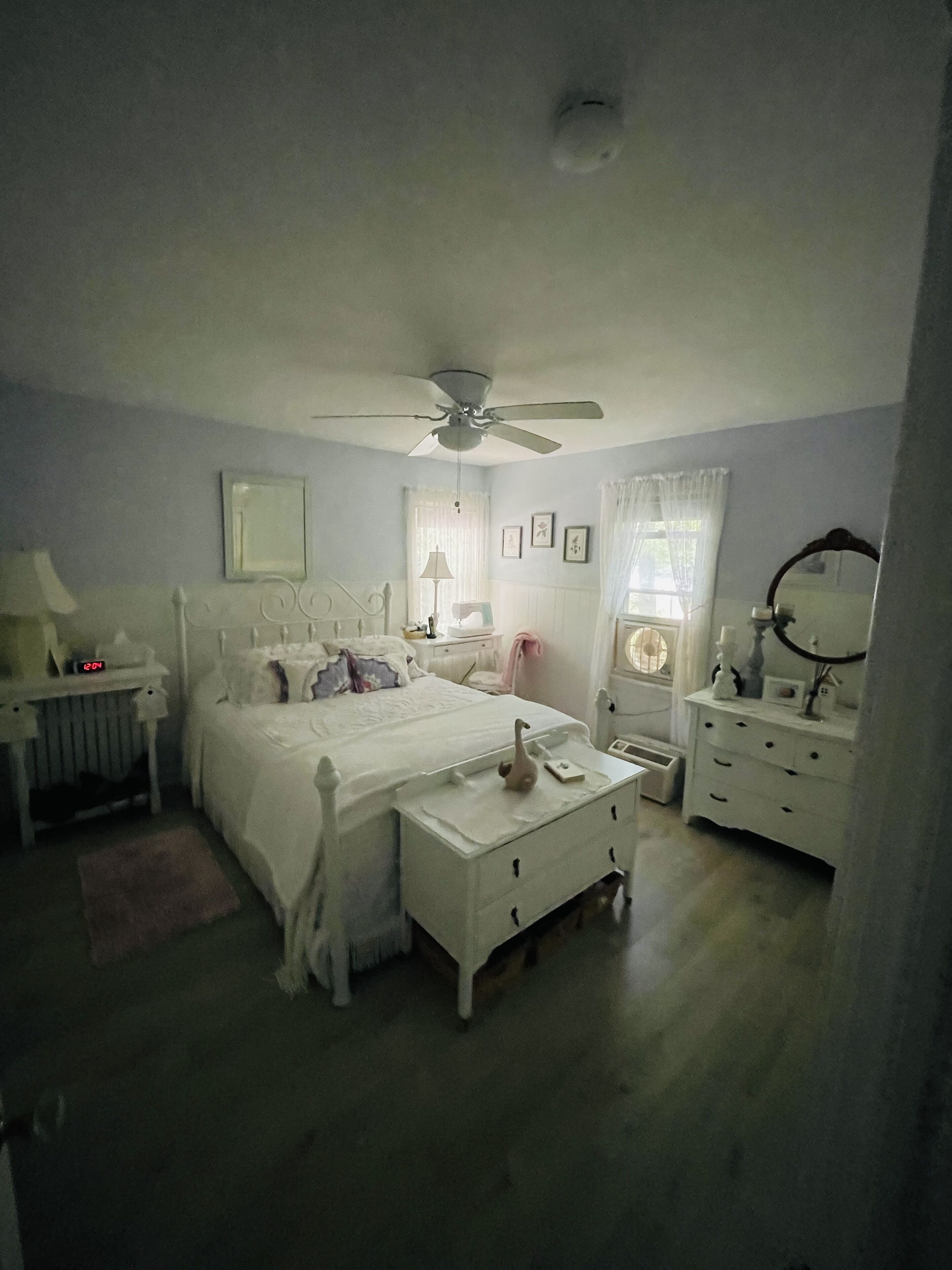 Cute 4 bed 2 bath cottage, short walk to shared road end dock.